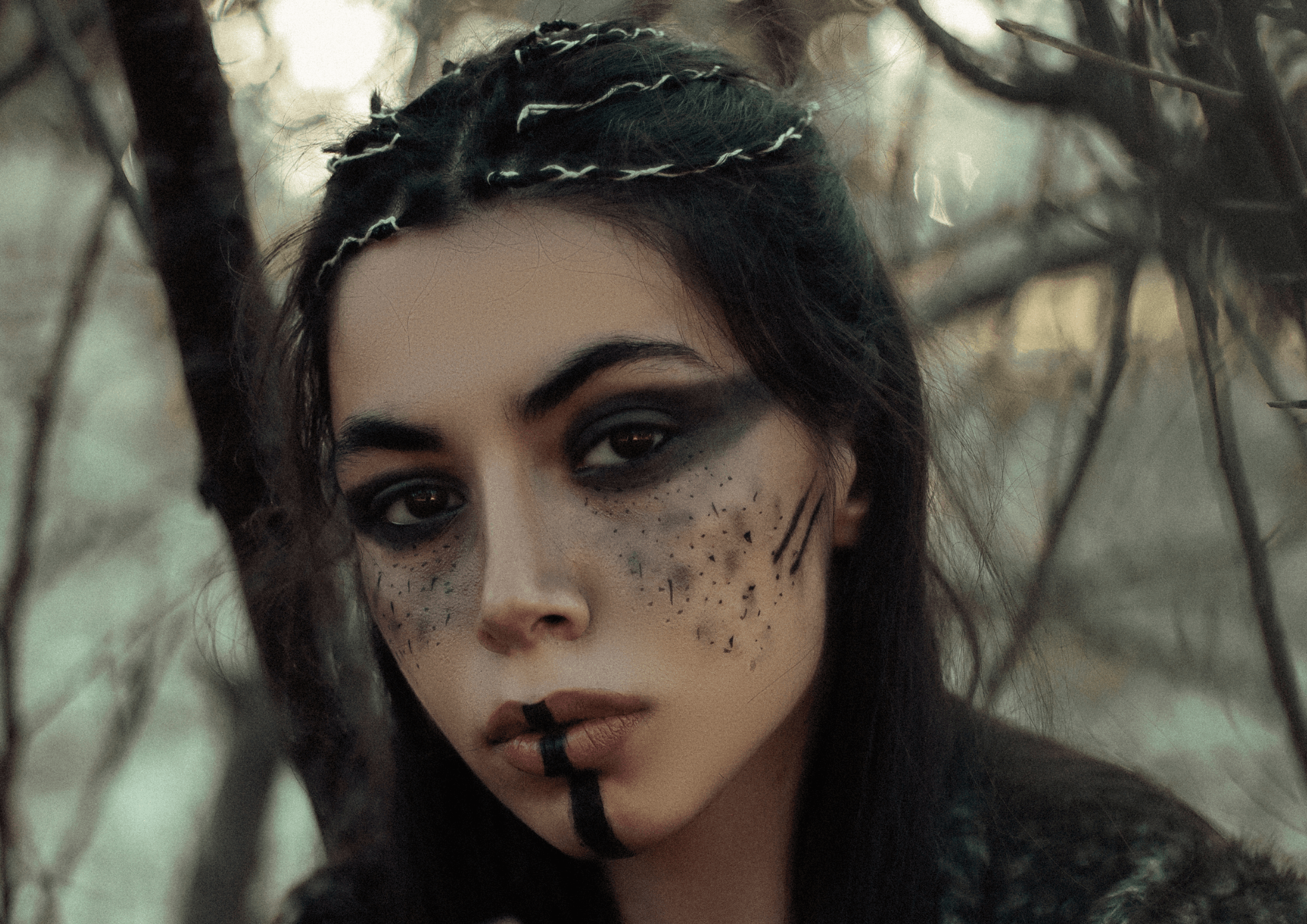 Příliš mnoho oční linky zmenšuje oko a vytváří potenciálně nežádoucí emo look